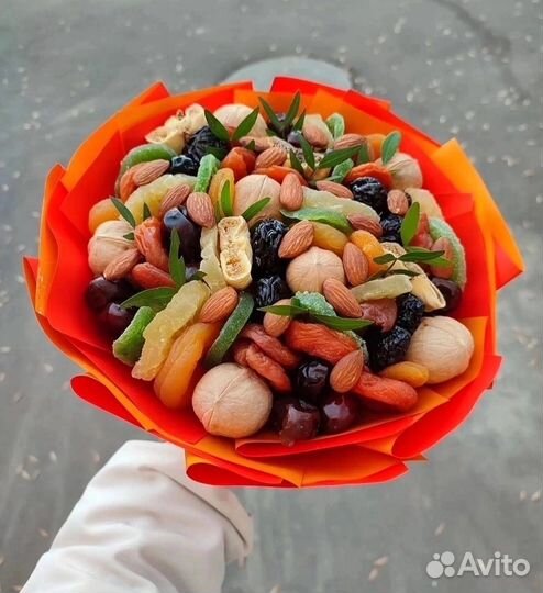 Букет на 1 сентября из сухофруктов и орехов