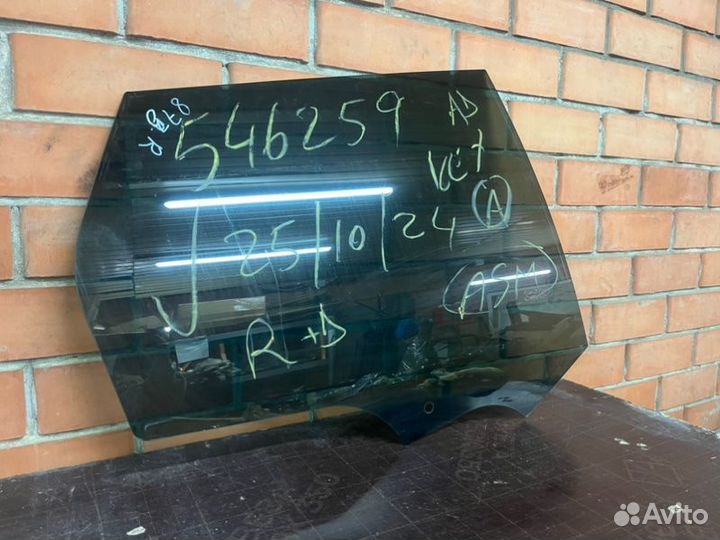 Стекло двери заднее правое Land Rover Discovery