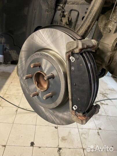 Передний левый суппорт Dodge challenger