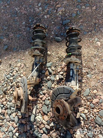 Стойки передние в сборе Фольксваген Гольф 6