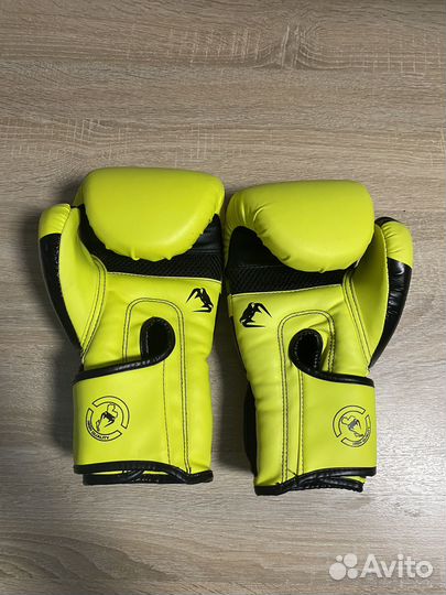 Боксерские перчатки 10 oz venum