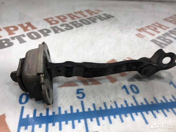 Ниссан Ограничитель открытия задней двери Прав