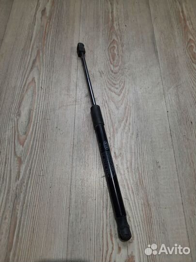 Амортизатор стойка багажника Kia RIO 3 Лев