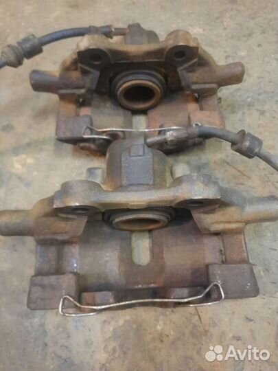 Суппорт тормозной передний на VW Sharan 1