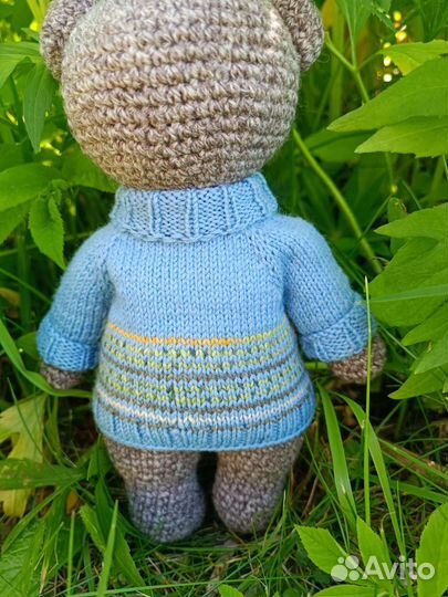 Вязанный мишка в свитере