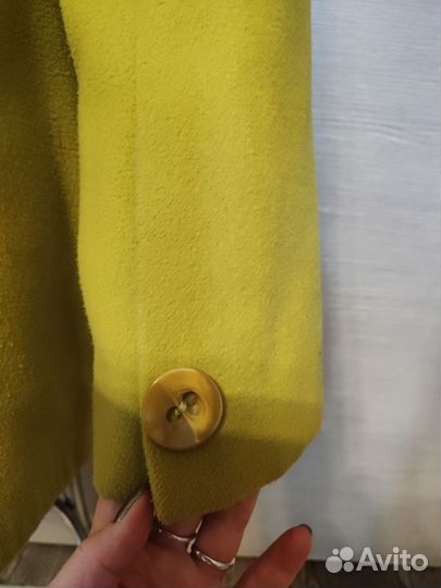 Женское демисезонное пальто горчичного цвета