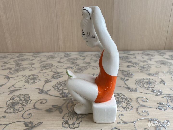 Статуэтка Девушка с Зеркалом, Прическа лфзи