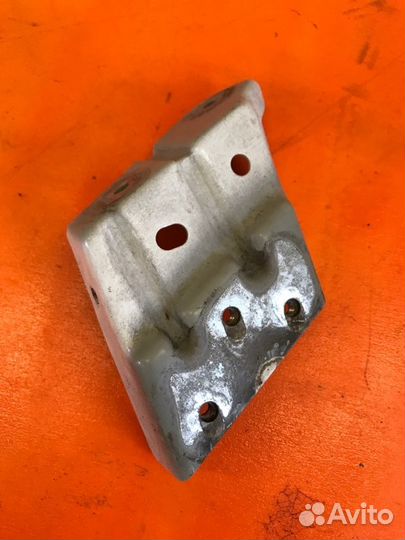 Крепление крыла переднее правое Volkswagen Touareg