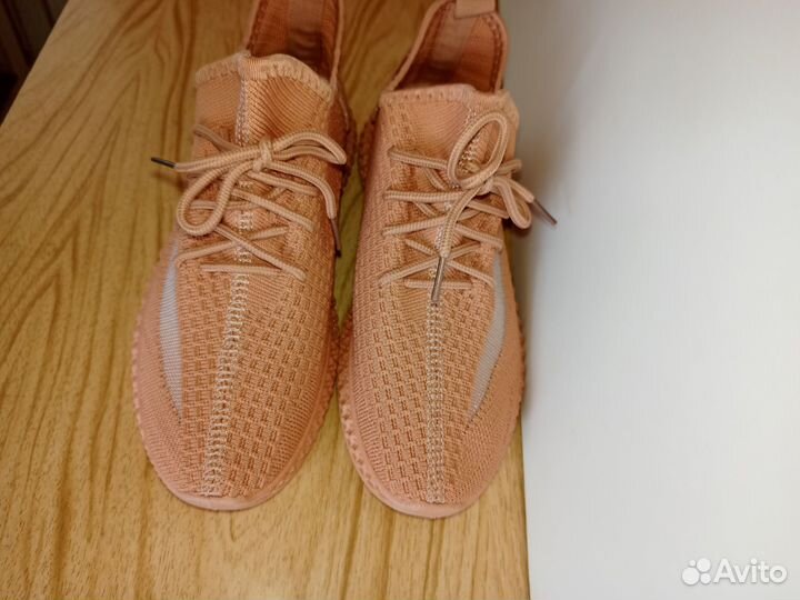 Кроссовки женские в стиле Adidas Yeezy boost 37