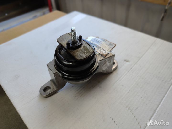 Опора двигателя правая 94800890