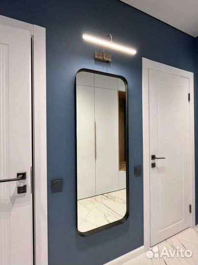 Зеркало в стальной раме