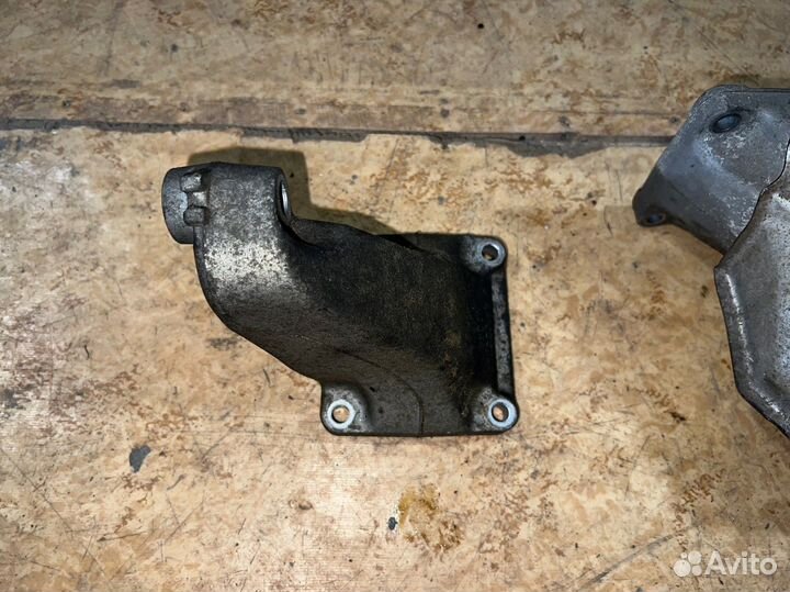 Кронштейн опоры двигателя m104 om606 Mercedes w210