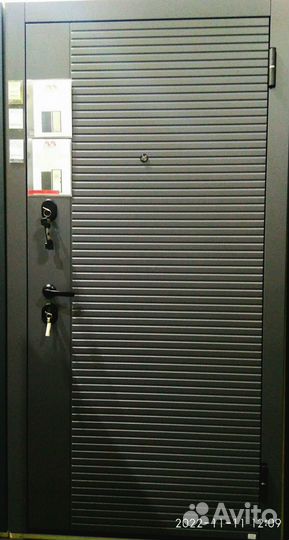 Дверь входная Бостон сатин графит / Бетон снежный