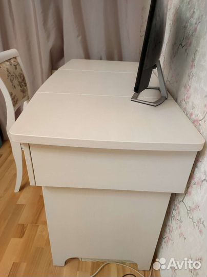 Стол с зеркалом
