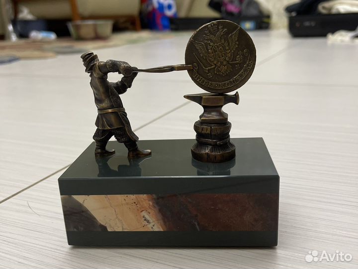 Статуэтка-сувенир мастер (бронза )