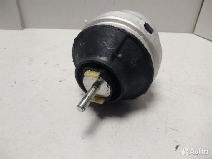 Опора двигателя Volkswagen Passat B5 2000-2005