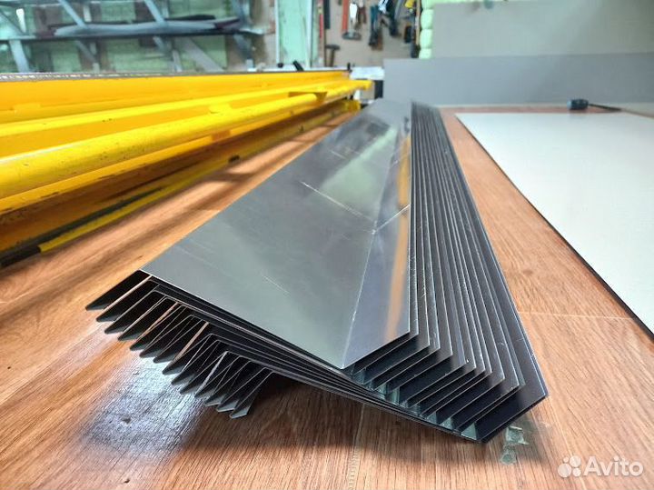 Отливы на цоколь 40*110*40*2000 мм RAL 7024