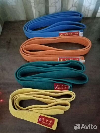 Кимоно, пояс, защита и перчатки для каратэ