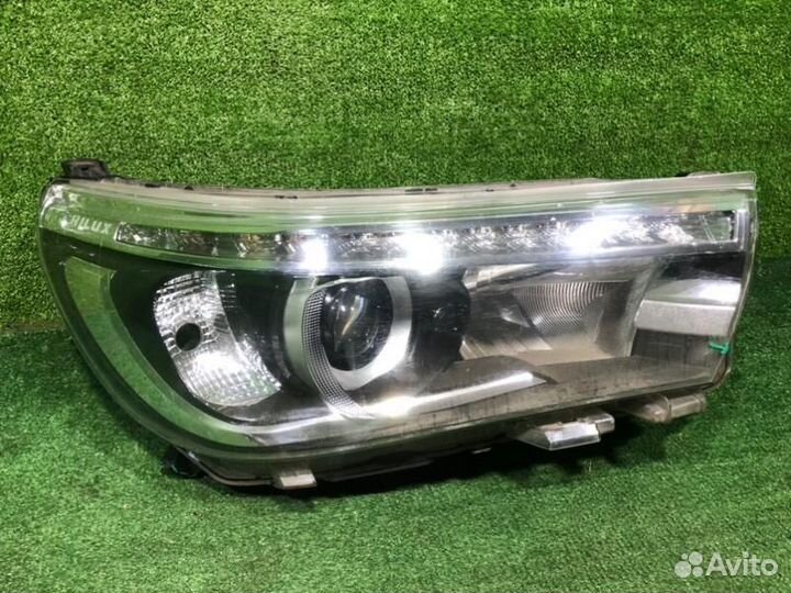 Фара правая Toyota Hilux Pick Up