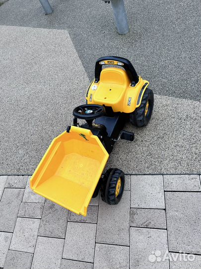 Педальная машинка