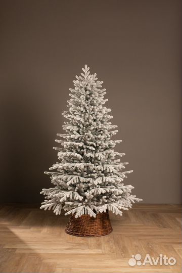 Новогодняя ель литая заснеженная 