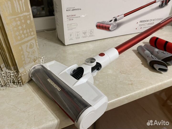 Вертикальный пылесос redmond RV-UR370