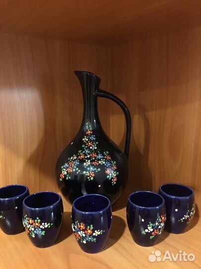 Кувшин со стопками