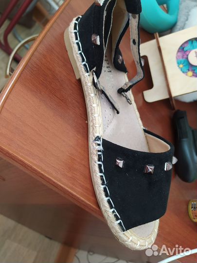 Сандали новые