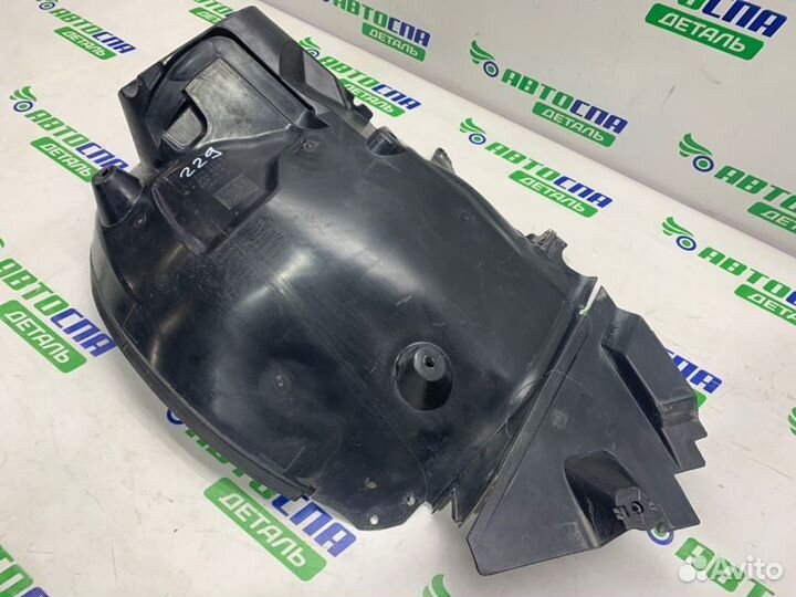 Подкрылок передний Mercedes Benz C-Class W204