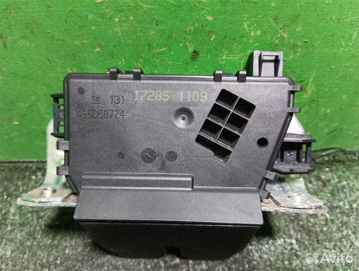 Замок крышки багажника Opel astra H 2009