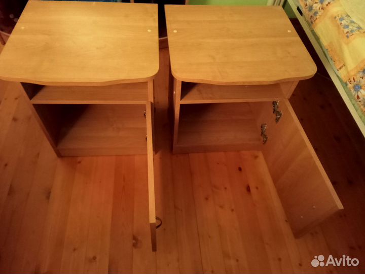 Две прикроватные тумбы