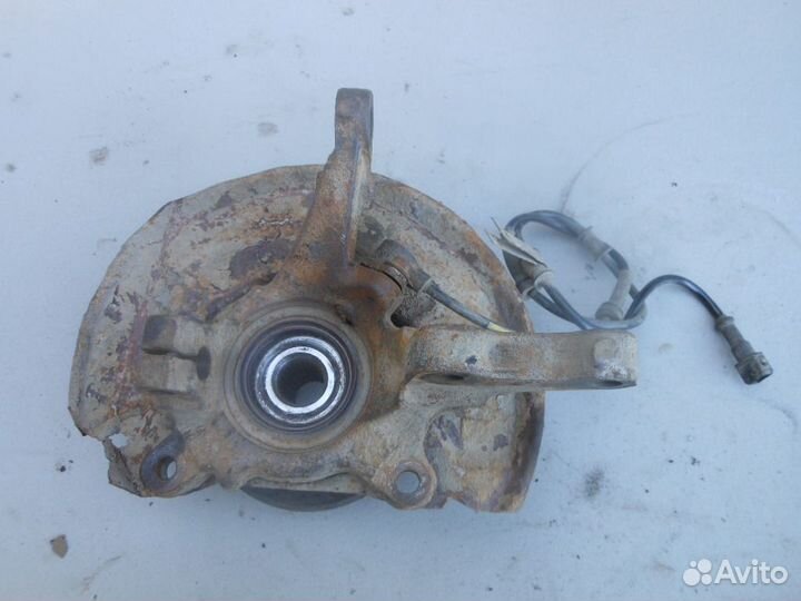 Кулак поворотный передний левый Mitsubishi Carisma