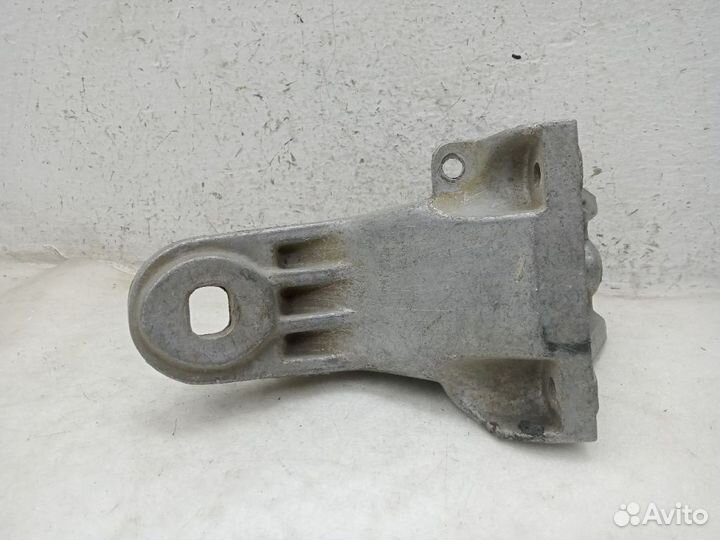 Кронштейн двигателя audi 100 C3 Левый