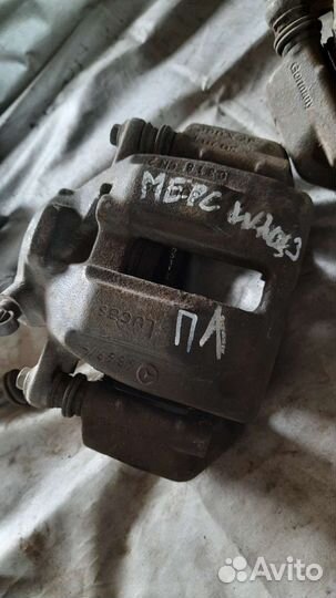 Mercedes C W203 суппорт тормозной передний