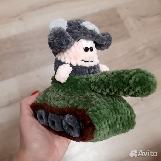 Вязаный танк и танкист игрушка на 23 февраля