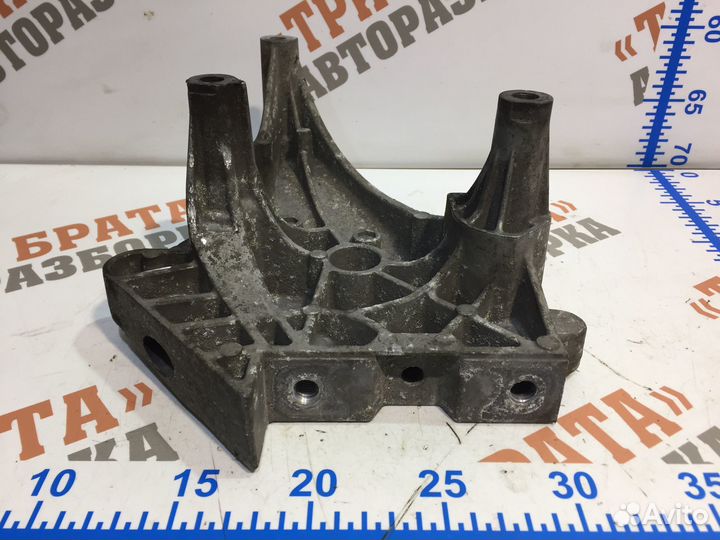 Шкода Октавия Кронштейн навесного оборудования