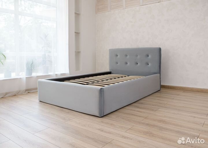 Кровать с матрасом