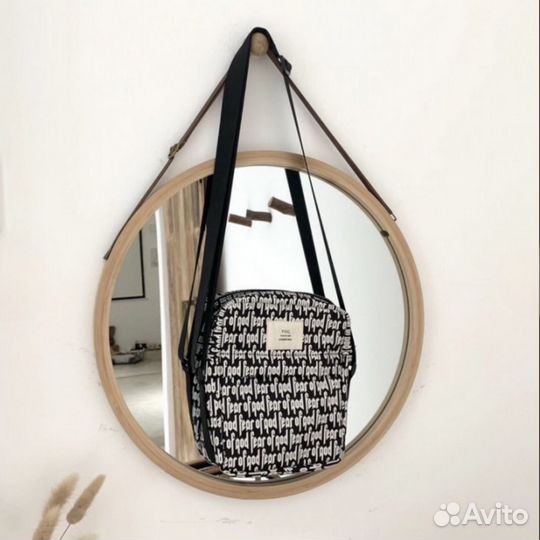 Сумка essentials через плечо на руках