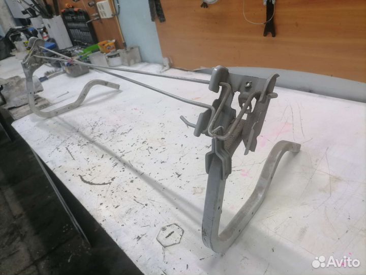 Торсионы и петли крышки багажника Nissan Bluebird