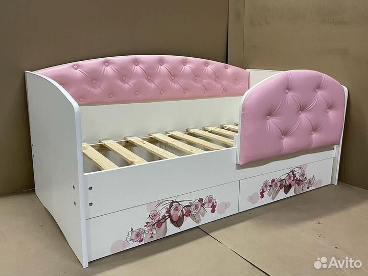 Детская кровать с мягкой спинкой