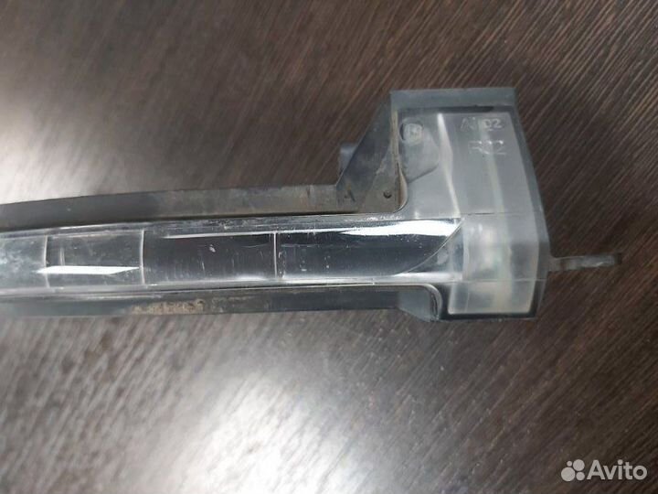 Поворотник правый Volkswagen Touareg NF 2010