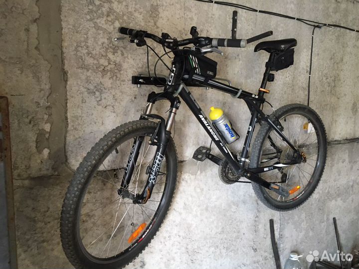 Настенный кронштейн для хранения велосипеда