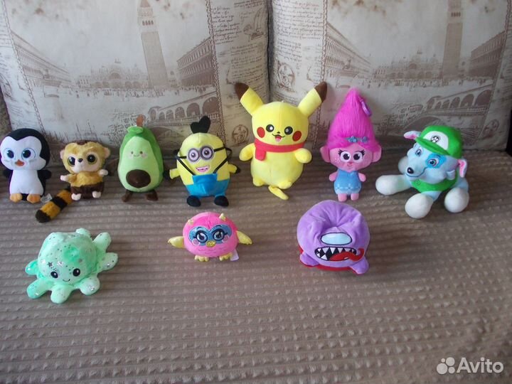 Новые соврем игрушки смурфик, пикачу, авокадо и др