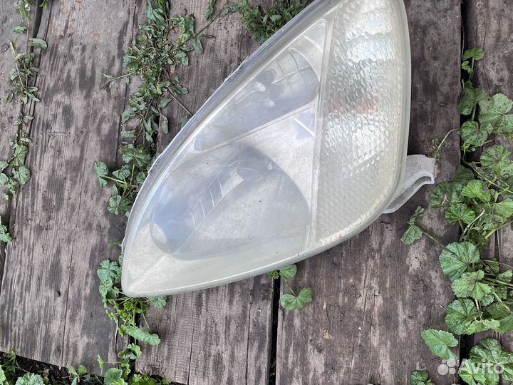 Фара на Toyota Prius