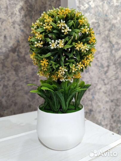 Искусственные цветы в горшках