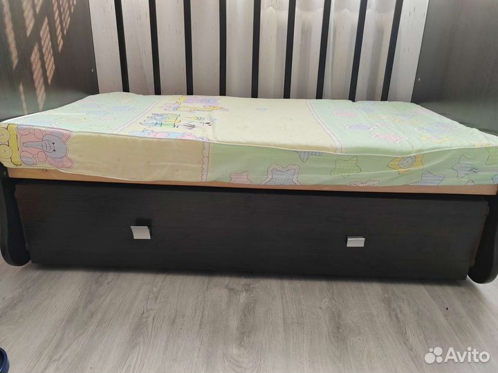 Детская кроватка с маятником