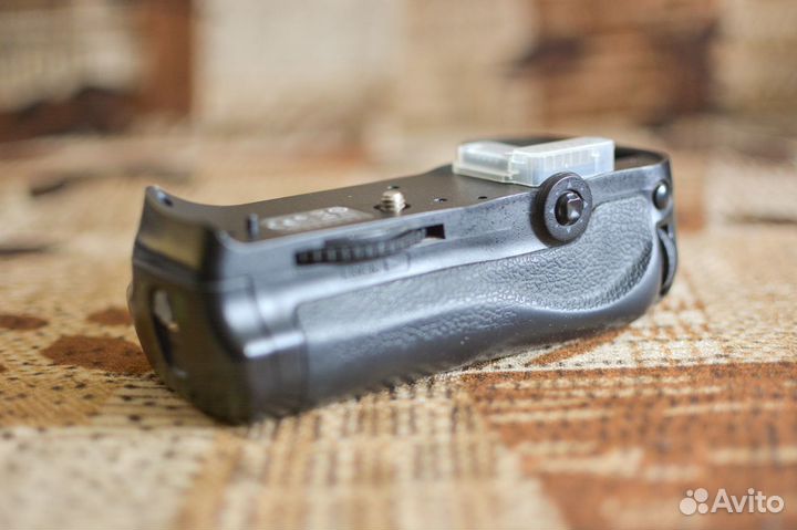 Батарейная рукоятка Nikon MB-D10