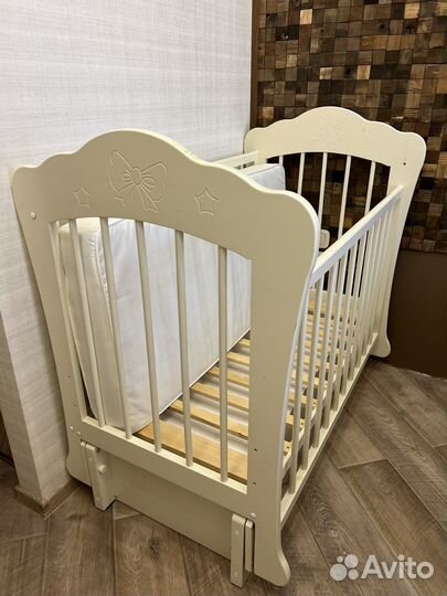 Детская кроватка с маятником Можга