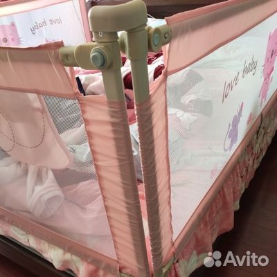 Защитный бортик для кровати розовый