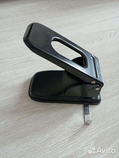 Дырокол 967 KW-trio металлический на 2 отверстия